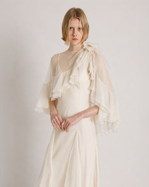 Abito in chiffon di seta con cappa 
