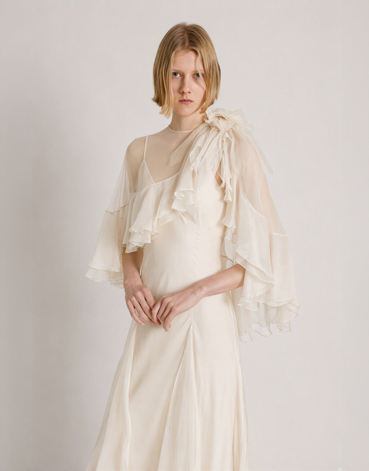 Kleid aus Seidenchiffon mit abnehmbarer Cape Elfenbein Alberta Ferretti Boutique Online 3
