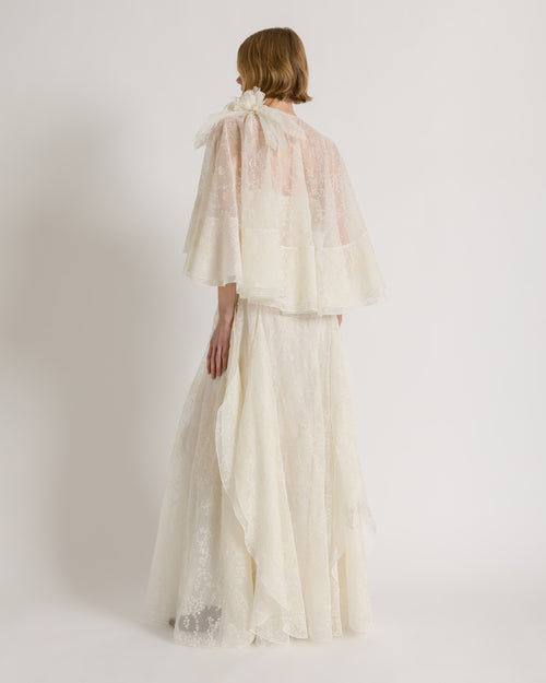 Abito lungo in chiffon di seta organzato a fiori con cappa removibile