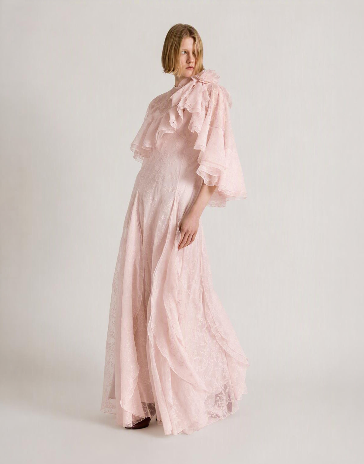 Langes Kleid aus floralem Organza-Seidenchiffon mit abnehmbarem Cape Pink Alberta Ferretti Boutique Online 1