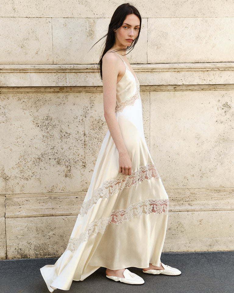 Alberta Ferretti: Timeless Elegance & Contemporary Style Alberta Ferretti: Timeless Elegance & Contemporary Style