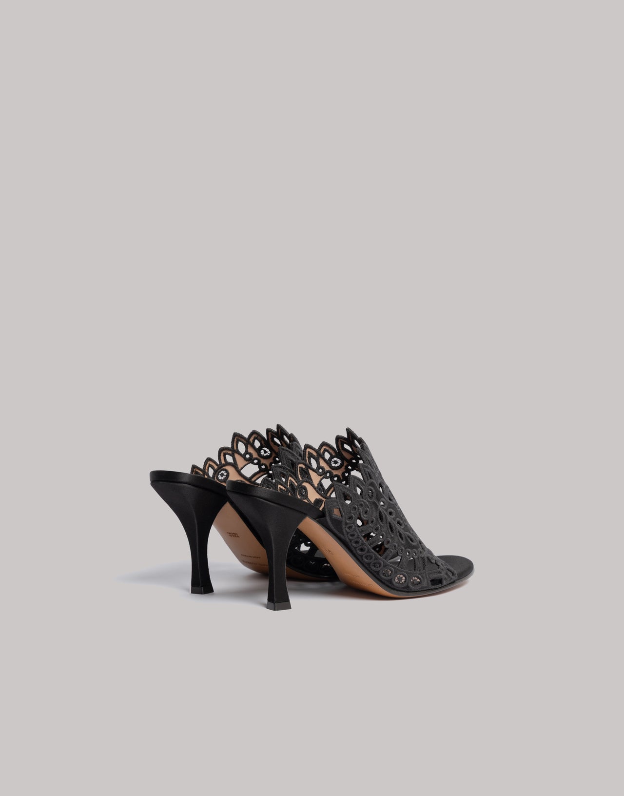 Mules de satén con broderie anglaise Negro Alberta Ferretti Boutique Online 2