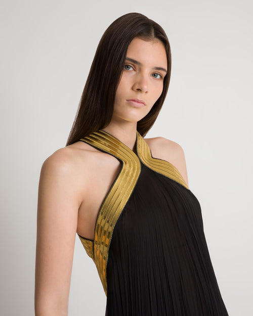 Vestido largo de gasa plisada con bordados metálicos