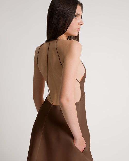 Abito con schiena scoperta in seta