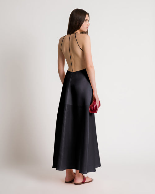 Abito con schiena scoperta in seta