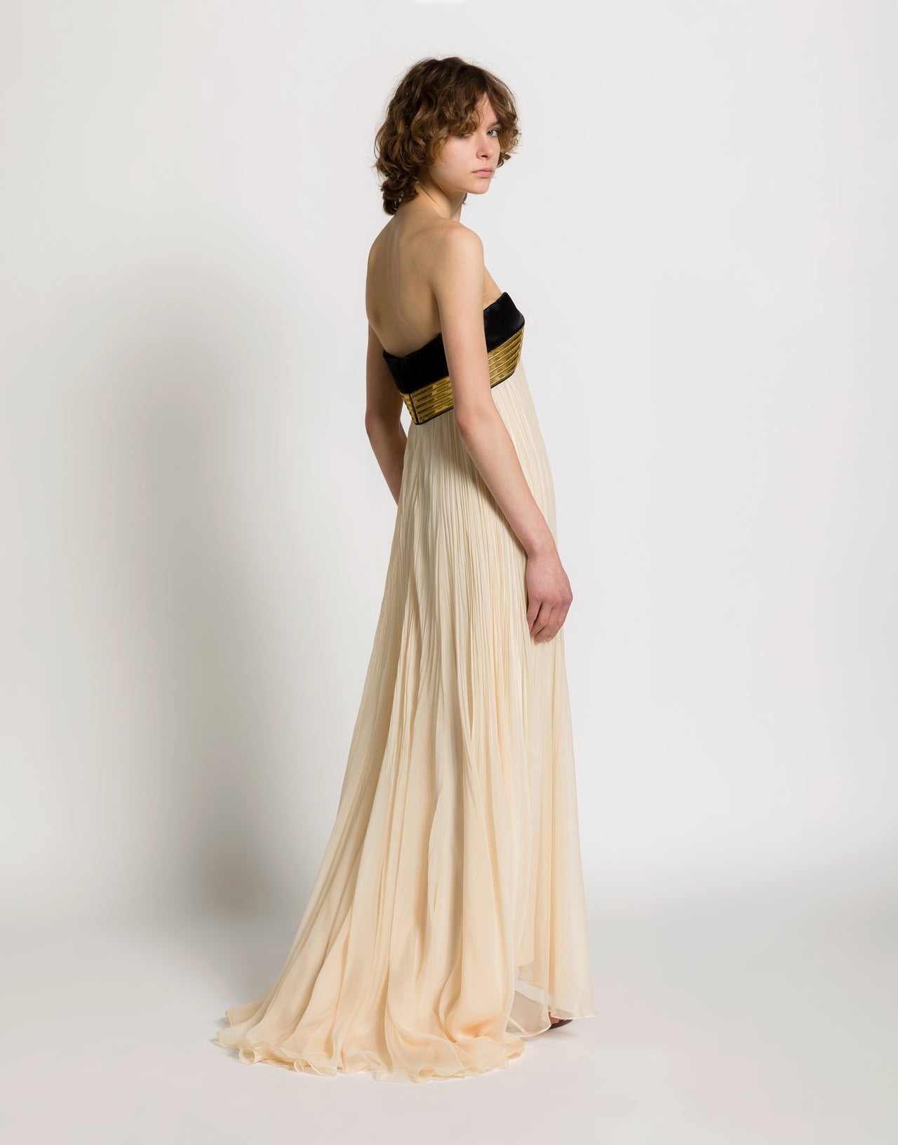 Abito lungo in chiffon plissé con ricami metallici Bianco Alberta Ferretti Boutique Online 2