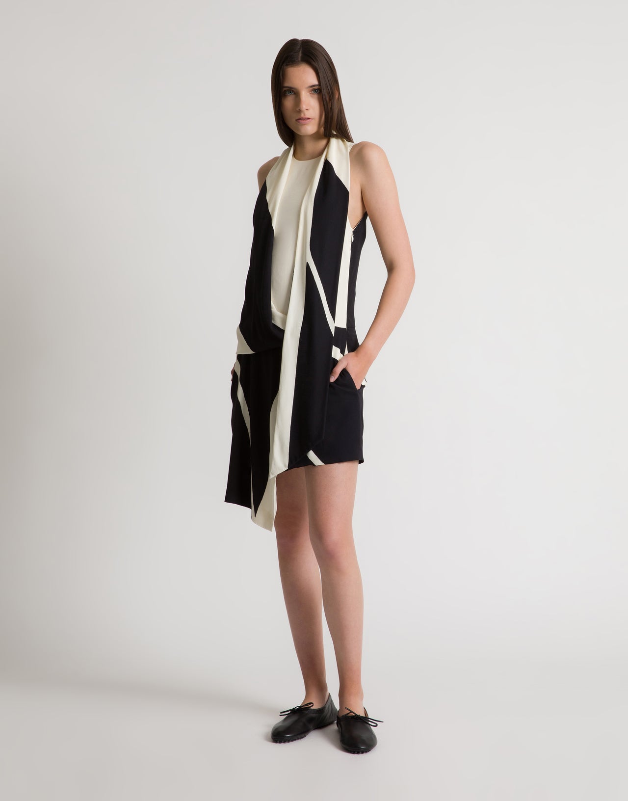 Vestido corto asimétrico con estampado gráfico Negro Alberta Ferretti Boutique Online 2