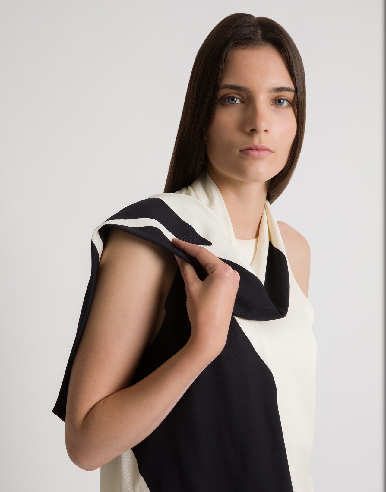 Vestido corto asimétrico con estampado gráfico Negro Alberta Ferretti Boutique Online 4