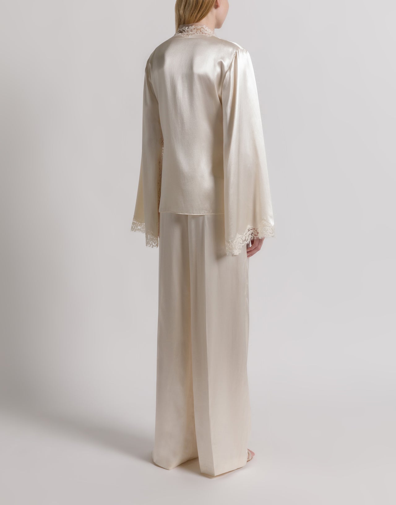 Satin blouse with cape sleeves 象牙 Alberta Ferretti Boutique Online 3