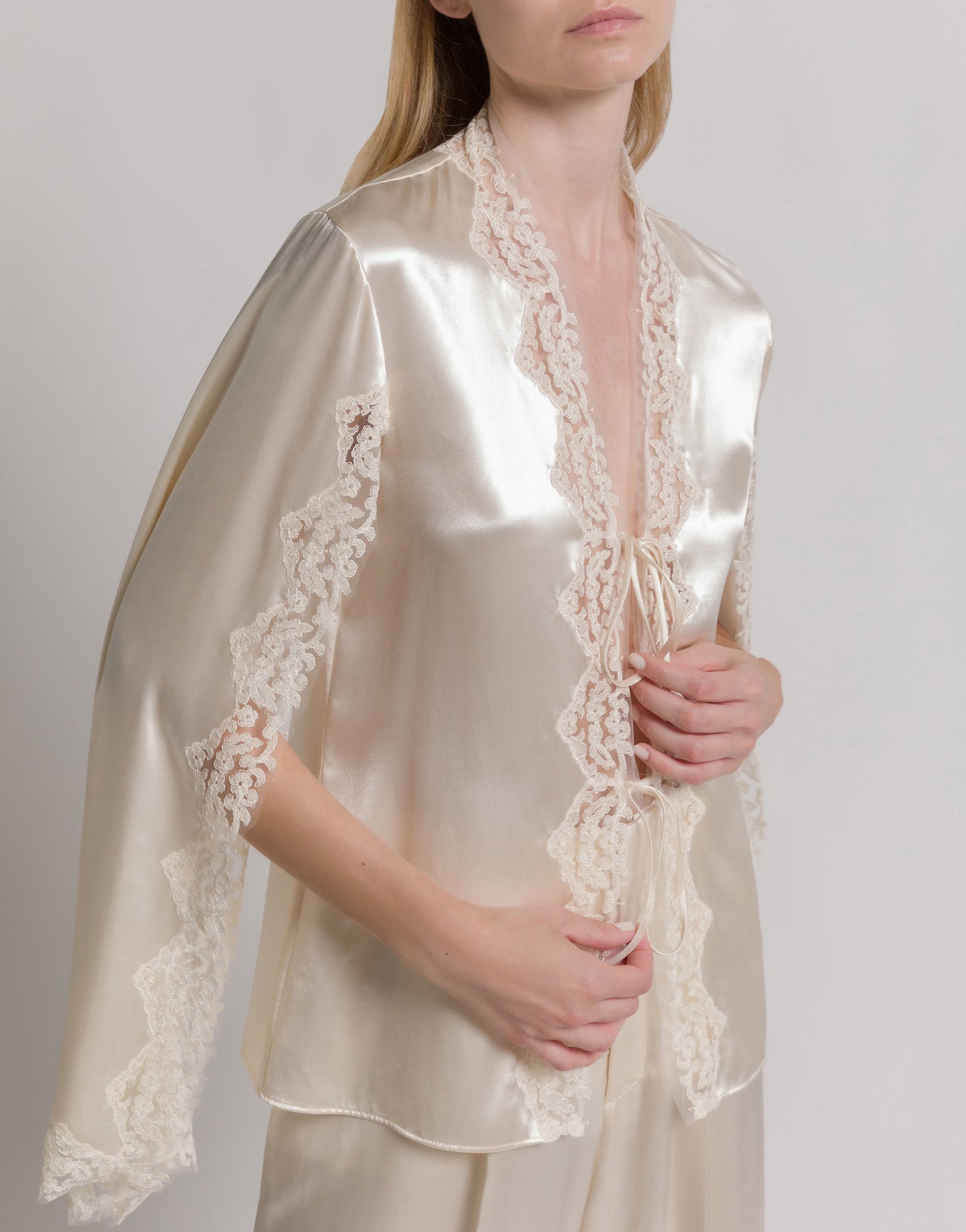 Satin blouse with cape sleeves 象牙 Alberta Ferretti Boutique Online 4