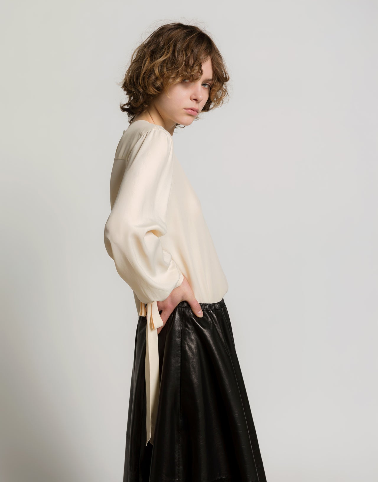 Bluse aus Crêpe de Chine mit Bindebändern Elfenbein Alberta Ferretti Boutique Online 4