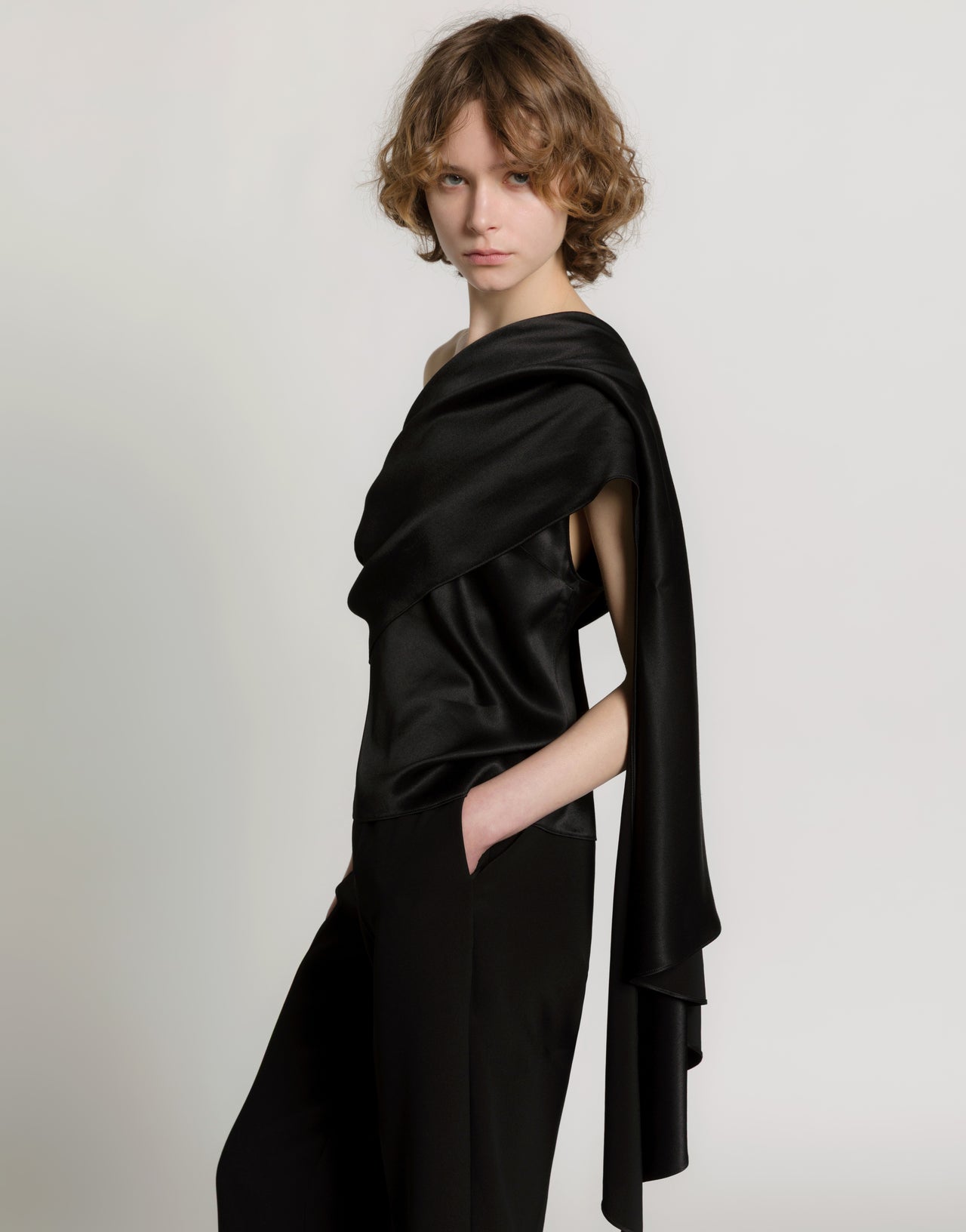Pantalón en Enver satén Negro Alberta Ferretti Boutique Online 4