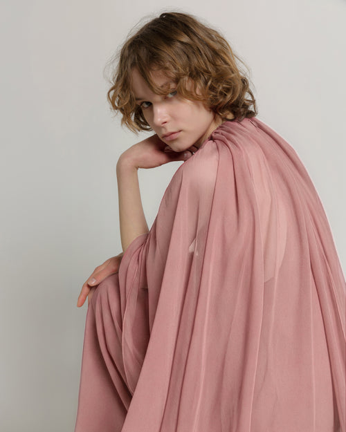Abendkleid aus Enver-Satin mit Chiffon-Cape