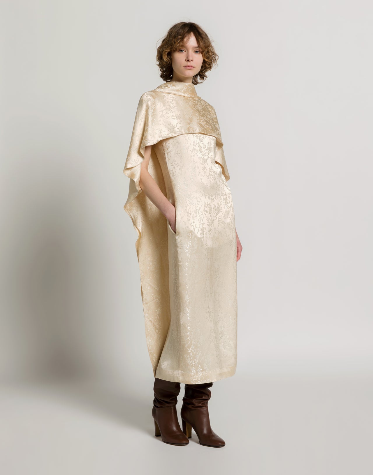 Fließendes Jacquard-Blumenkleid mit Cape Elfenbein Alberta Ferretti Boutique Online 2