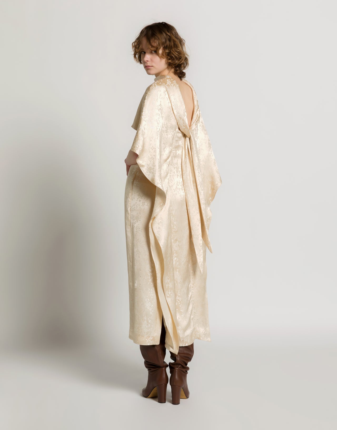 Fließendes Jacquard-Blumenkleid mit Cape Elfenbein Alberta Ferretti Boutique Online 3