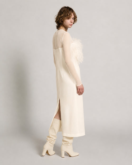 Robe longue en enver satin avec plumes et manches en chiffon