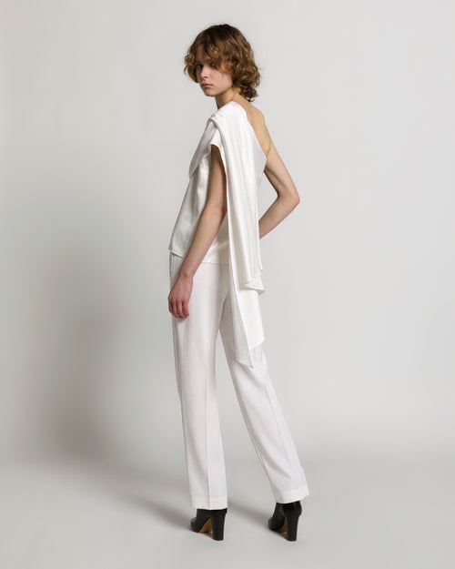 Top asymétrique en satin avec drapé
