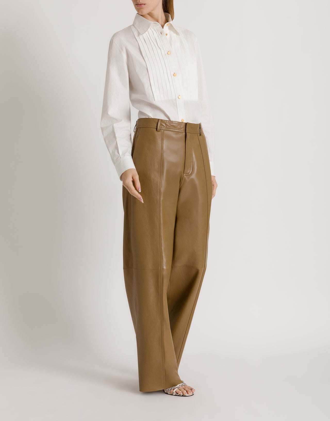 Chemise style smoking oversize avec boutons dorés Blanc Alberta Ferretti Boutique Online 2