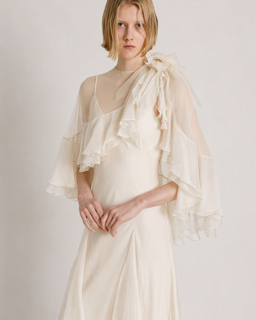 Abito in chiffon di seta con cappa 