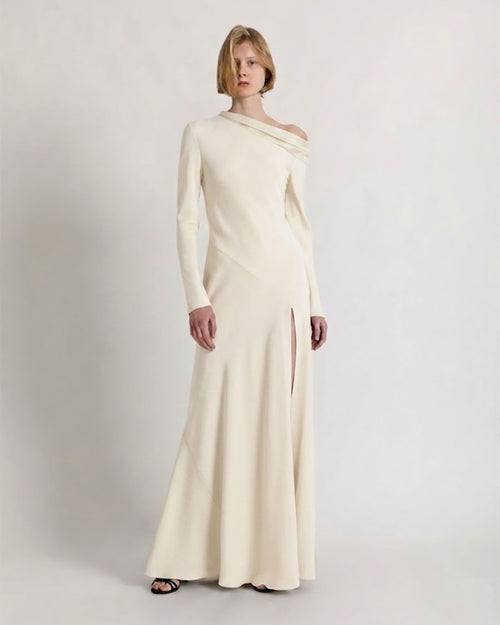 Vestido largo con hombro descubierto y abertura
