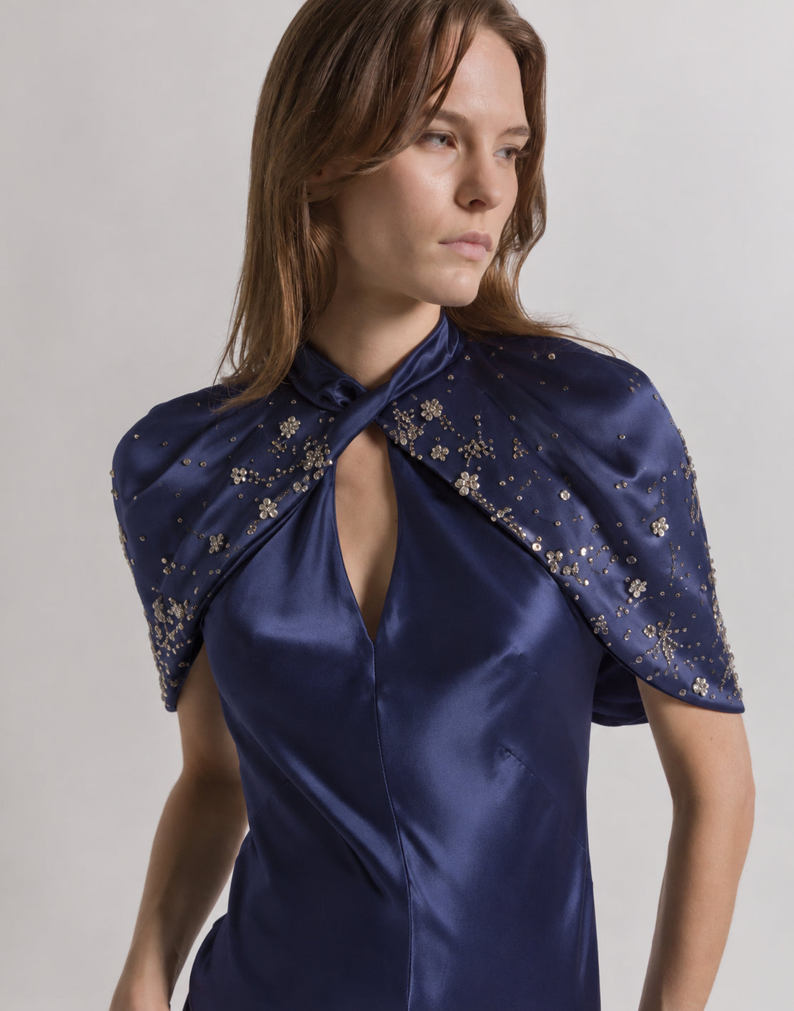 Abito da sera in raso con maniche a mantellina e ricami Blu Alberta Ferretti Boutique Online 4