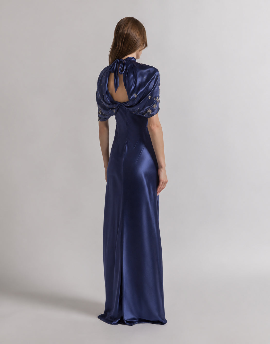 Abito da sera in raso con maniche a mantellina e ricami Blu Alberta Ferretti Boutique Online 3