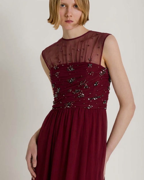 Vestido largo de gasa de seda con bordados estelares
