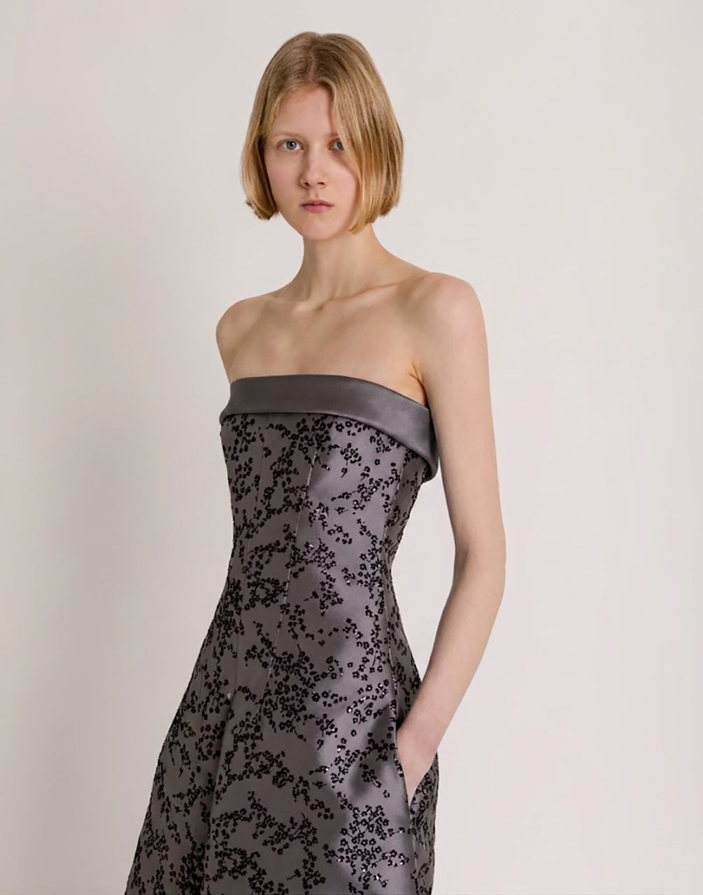 Trägerloses Midikleid aus floralem Mikado Grau Alberta Ferretti Boutique Online 3