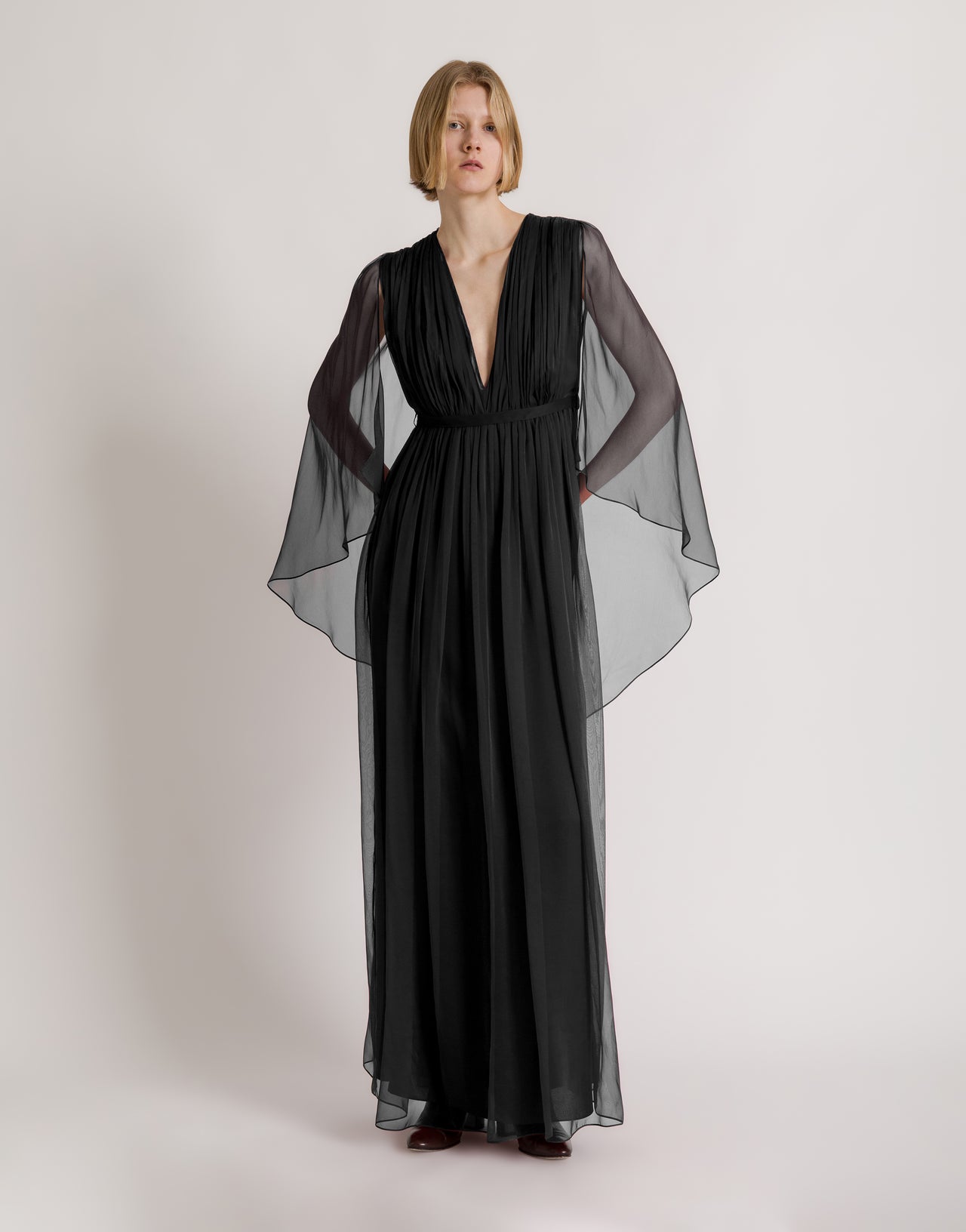Robe longue en mousseline avec décolleté en V et cape Noir Alberta Ferretti Boutique Online 2