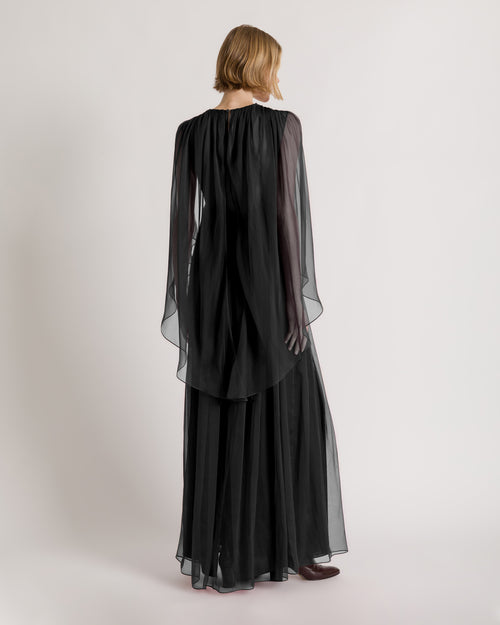 Abito lungo in chiffon con mantella