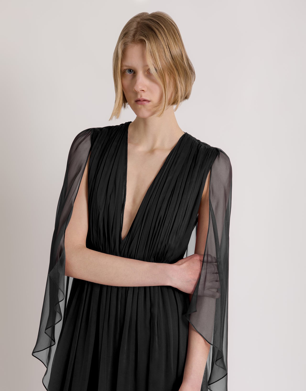 Robe longue en mousseline avec décolleté en V et cape Noir Alberta Ferretti Boutique Online 4