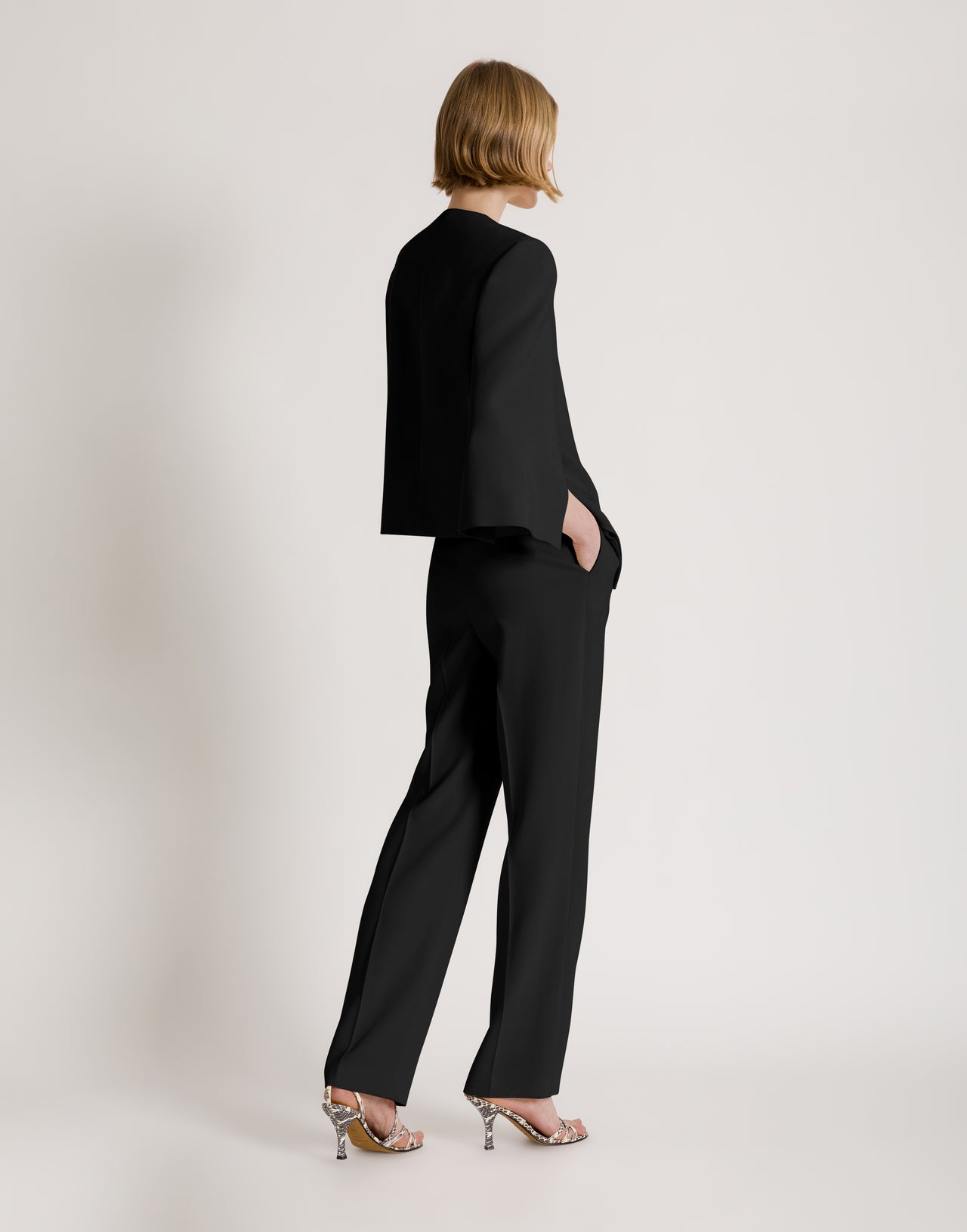 Chaqueta corta con mangas capa Negro Alberta Ferretti Boutique Online 3