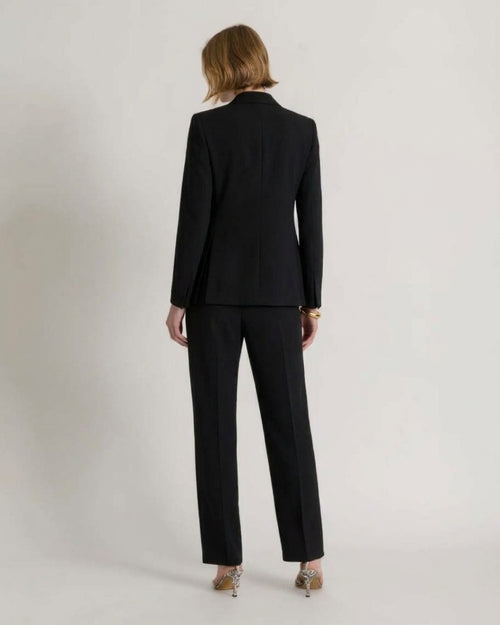 Taillierter kastanienbrauner Blazer mit Goldknöpfen