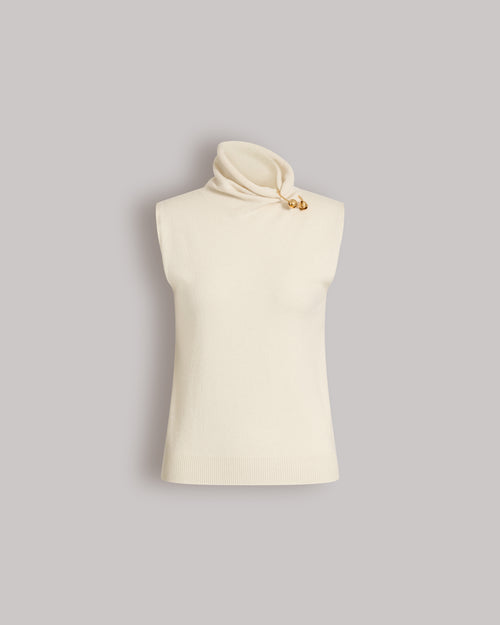 Ärmelloser Rollkragenpullover mit Schmuckbrosche