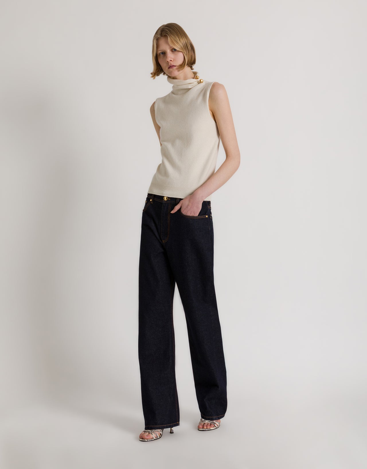 Ärmelloser Rollkragenpullover mit Schmuckbrosche Weiß Alberta Ferretti Boutique Online 2