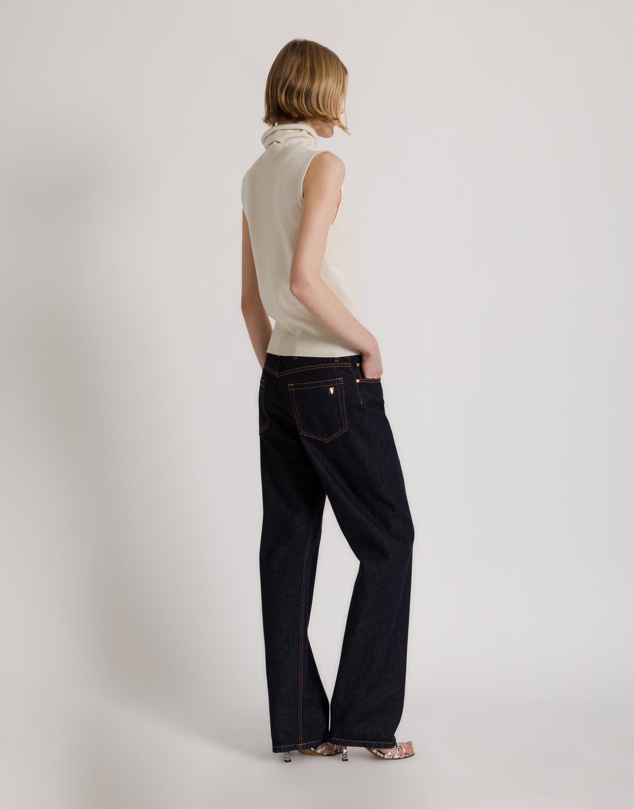 Ärmelloser Rollkragenpullover mit Schmuckbrosche Weiß Alberta Ferretti Boutique Online 3