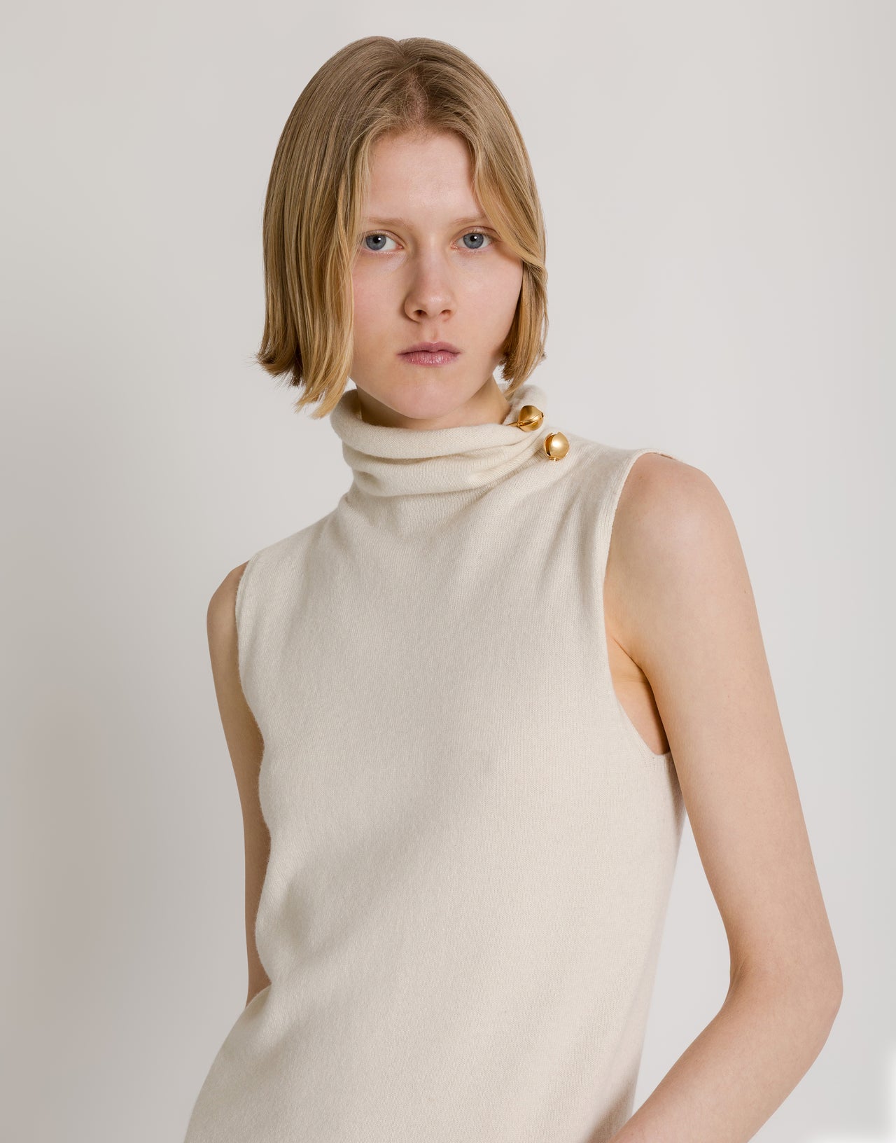 Ärmelloser Rollkragenpullover mit Schmuckbrosche Weiß Alberta Ferretti Boutique Online 4