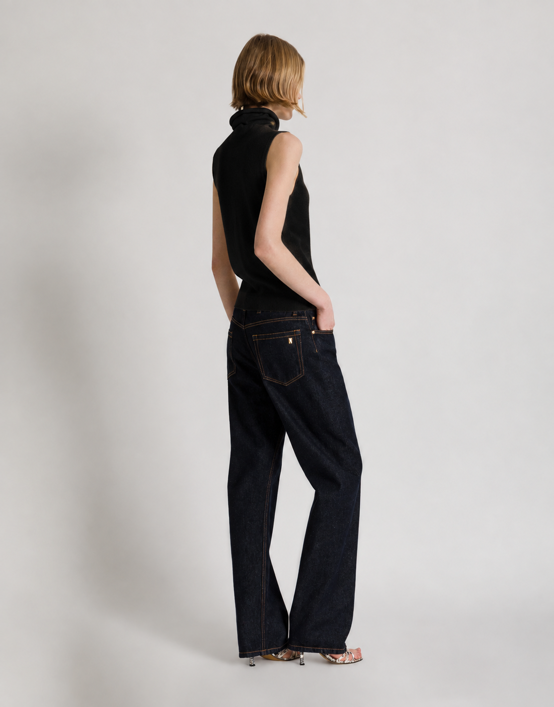 Jersey sin mangas de cuello alto con broche joya Negro Alberta Ferretti Boutique Online 4