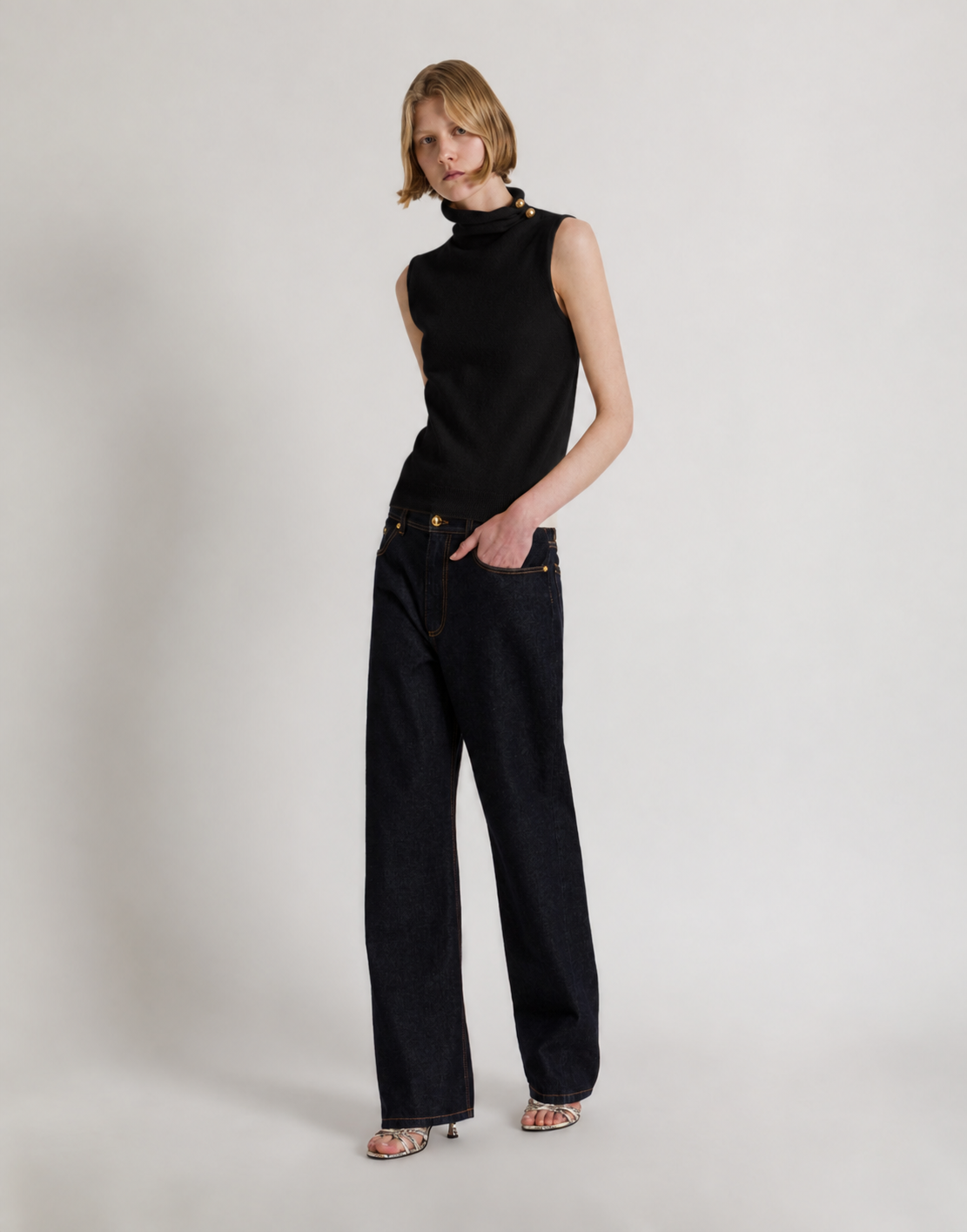 Jersey sin mangas de cuello alto con broche joya Negro Alberta Ferretti Boutique Online 3
