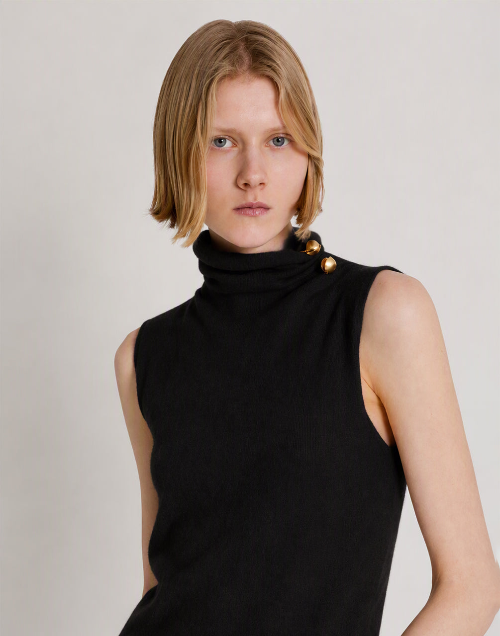 Jersey sin mangas de cuello alto con broche joya Negro Alberta Ferretti Boutique Online 2