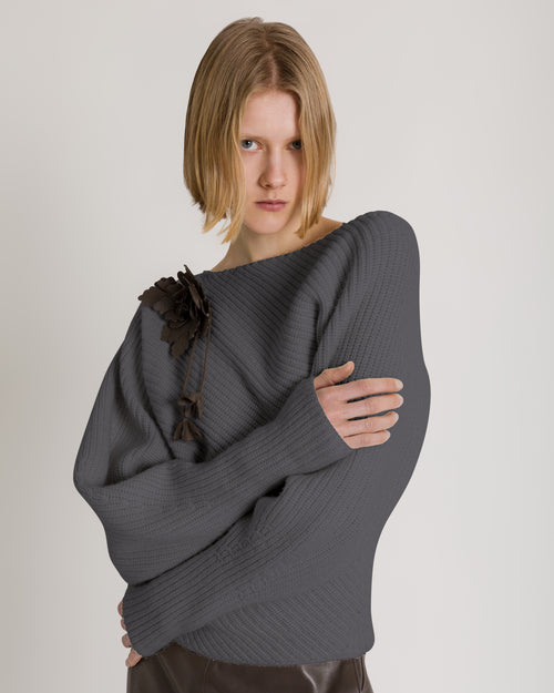 Maglione asimmetrico a coste in lana, seta e cashmere