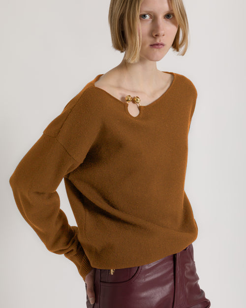 Pullover aus Schurwolle, Seide und Kaschmir mit Blumenbrosche