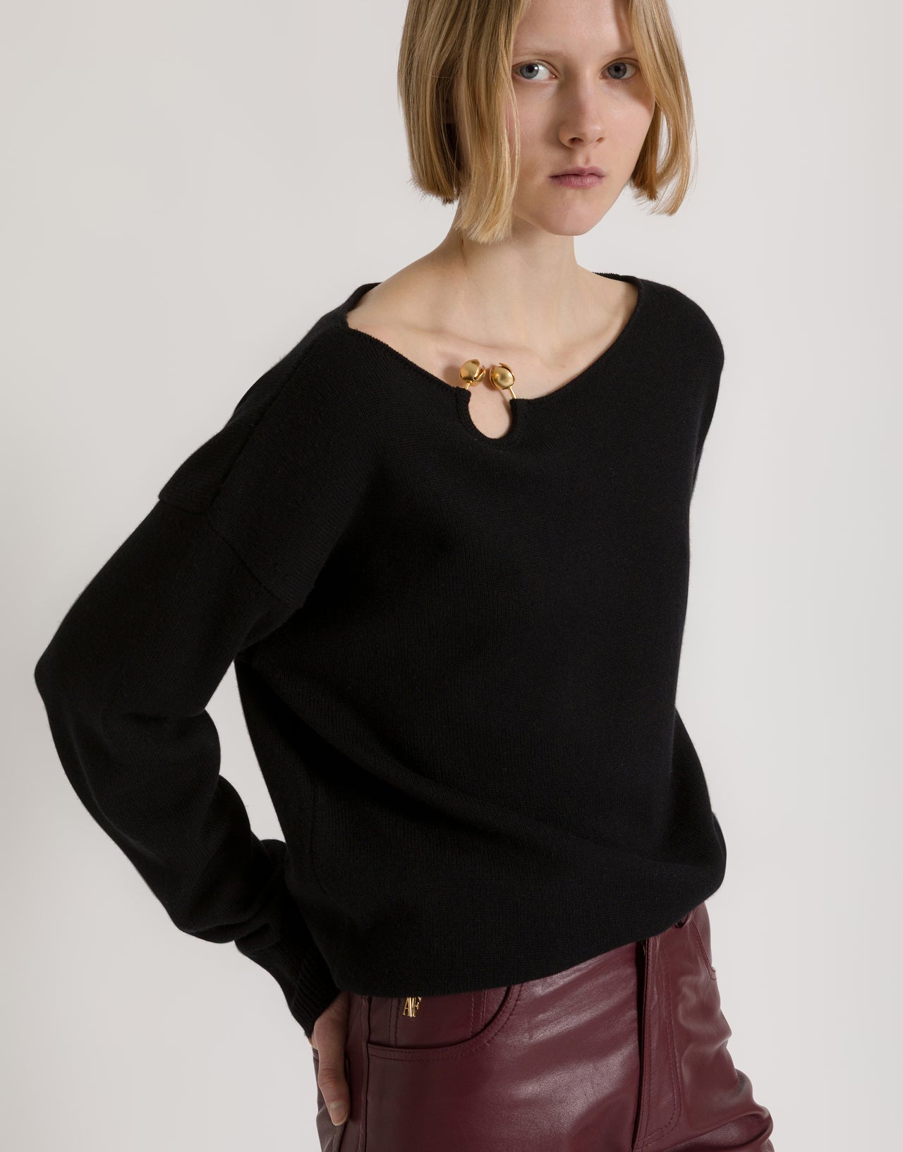 Pull en laine, soie et cachemire avec broche fleur Noir Alberta Ferretti Boutique Online 4