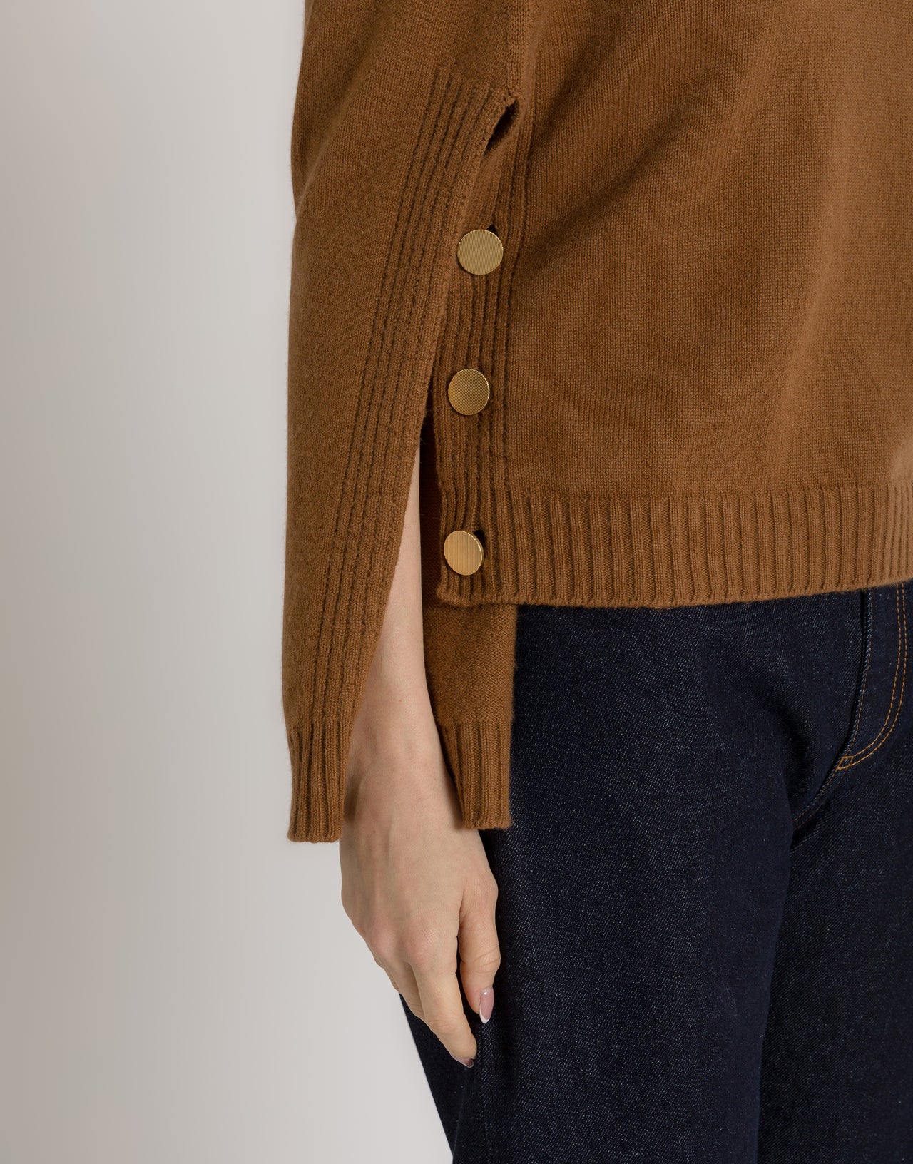 Pull avec manches cape et boutons dorés Marron Alberta Ferretti Boutique Online 4