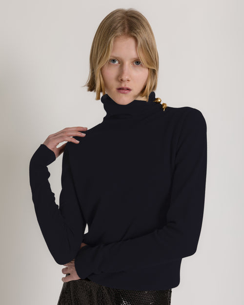 Rollkragenpullover aus Schurwolle, Seide und Kaschmir mit Blumenbrosche
