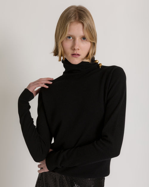 Rollkragenpullover aus Schurwolle, Seide und Kaschmir mit Blumenbrosche