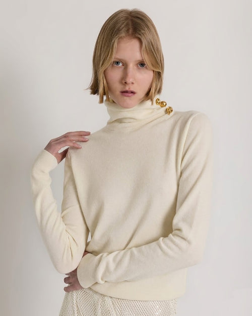 Rollkragenpullover aus Schurwolle, Seide und Kaschmir mit Blumenbrosche
