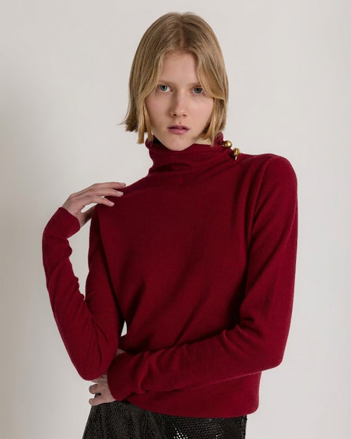 Maglione a collo alto in lana, seta e cashmere con spilla 