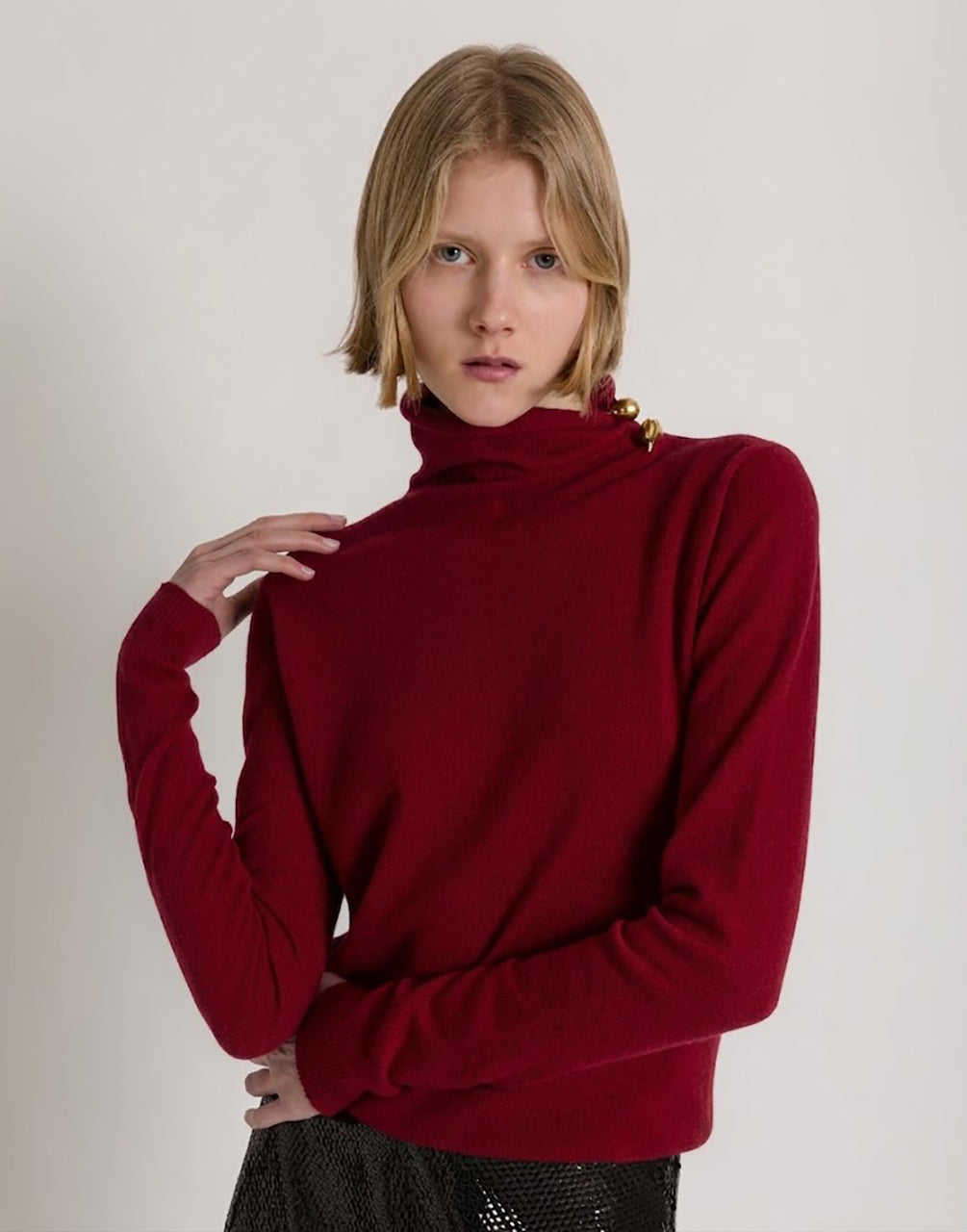 Maglione a collo alto in lana, seta e cashmere con spilla Rosso Alberta Ferretti Boutique Online 3