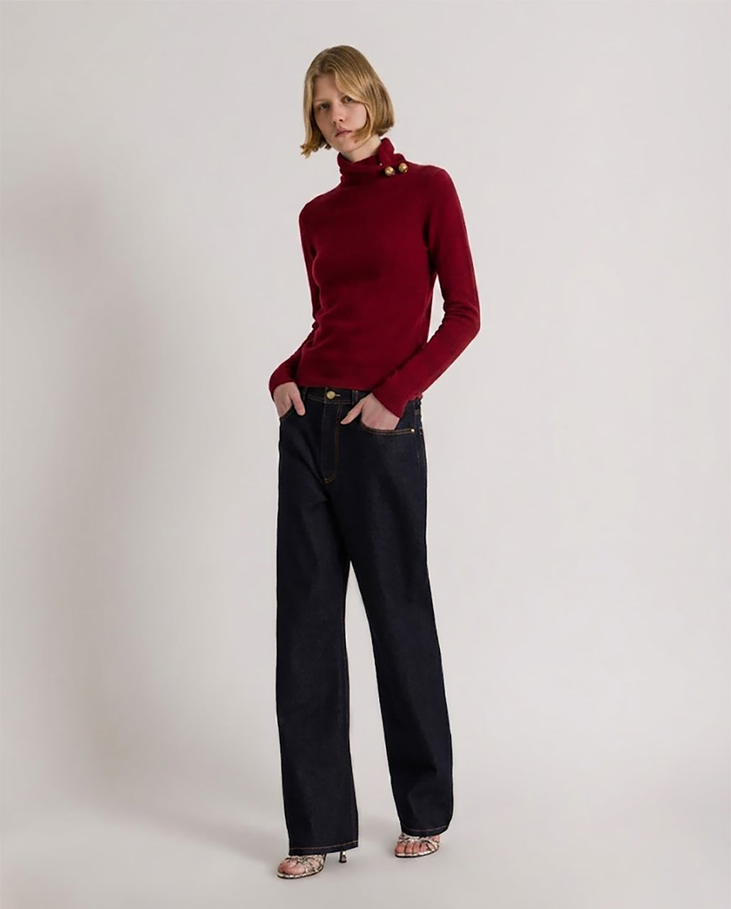 Maglione a collo alto in lana, seta e cashmere con spilla Rosso Alberta Ferretti Boutique Online 2